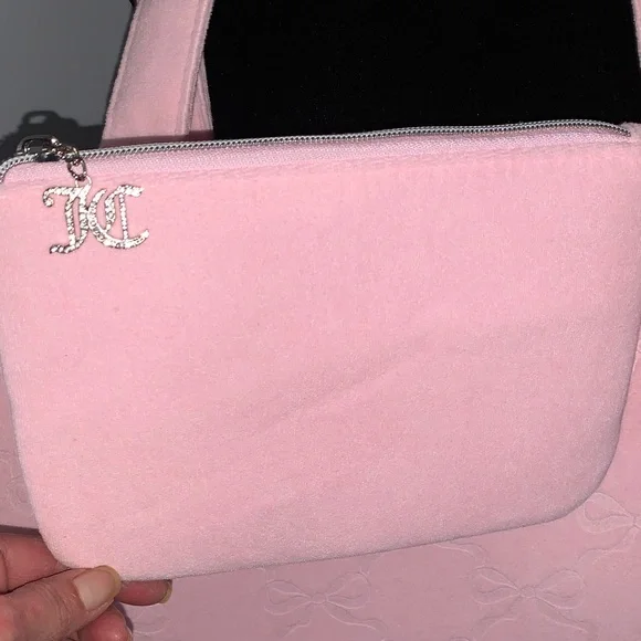 🔥🔥🆕- Juicy Couture Light Pink Bow-Patterned Beach Tote with Bathing Suit Bag - Picture 5 of 15